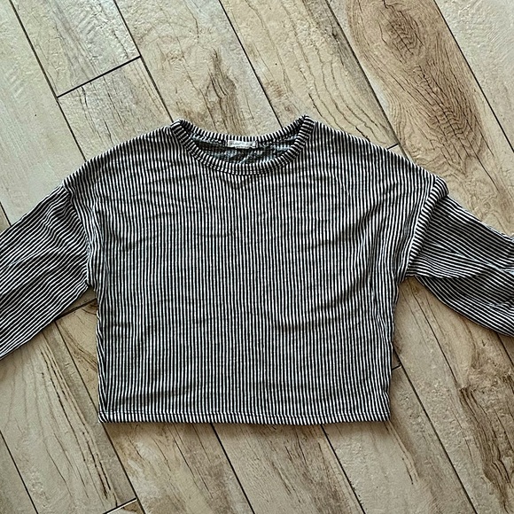 Stripped long-sleeve black and white crop top - Picture 3 of 3